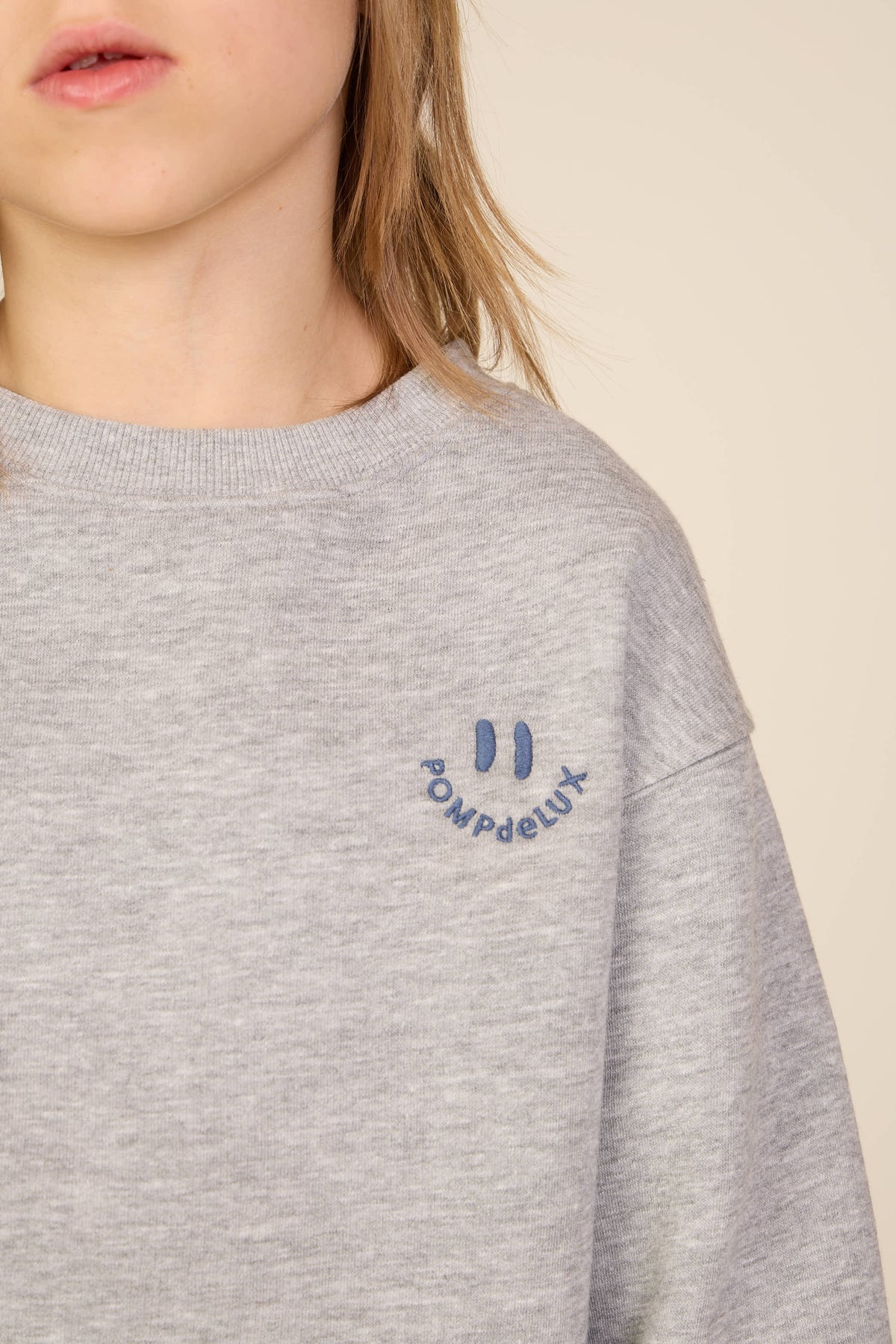 Rundhalset sweatshirt med smiley broderi Tween - Grey Melange | 101578 Andrew