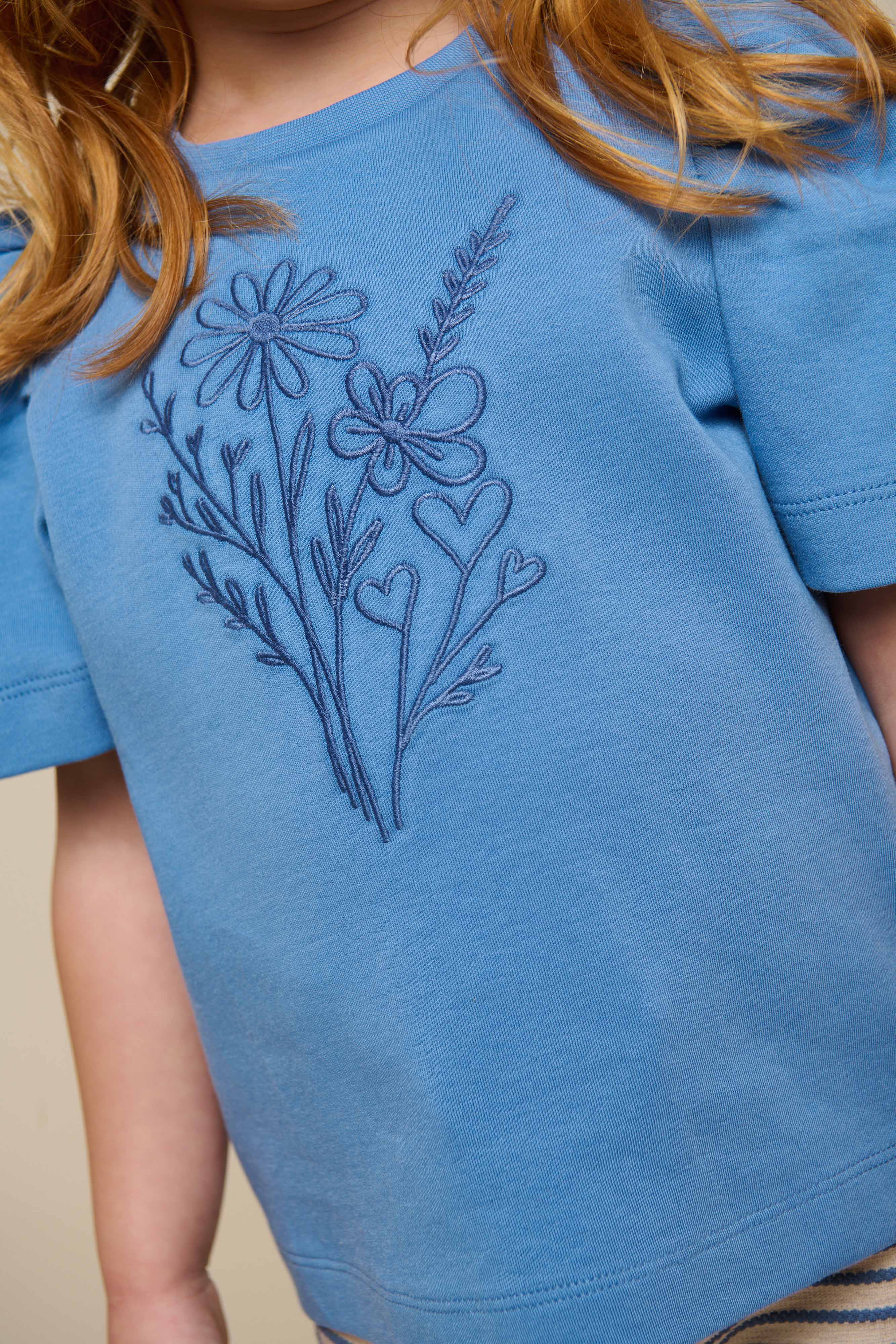 T-shirt med broderi - Kids - Dusty Blue | 101237 Amanda