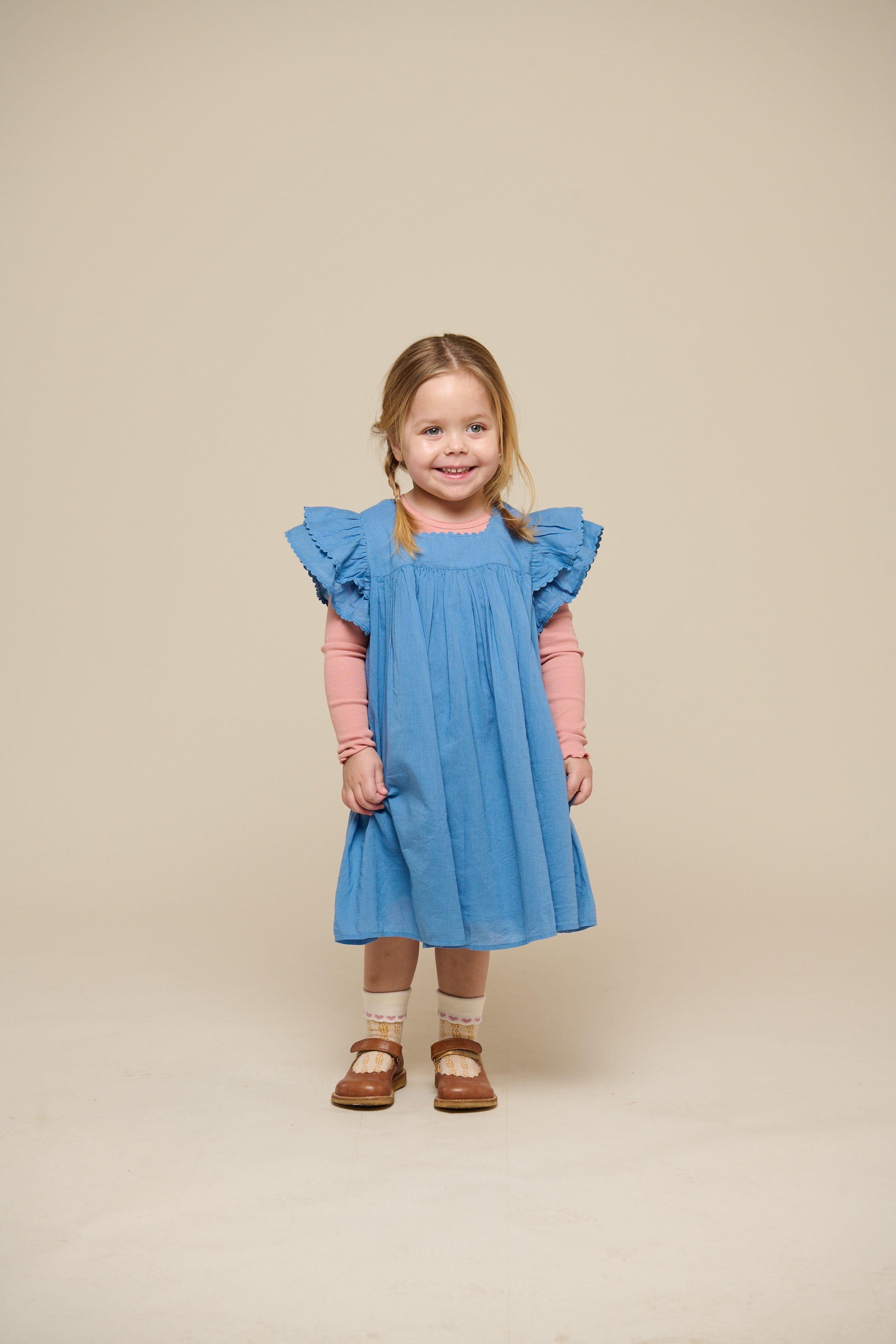 Bomuldskjole med bølgebånd og flæse - Kids - Dusty Blue | 101036 Alma