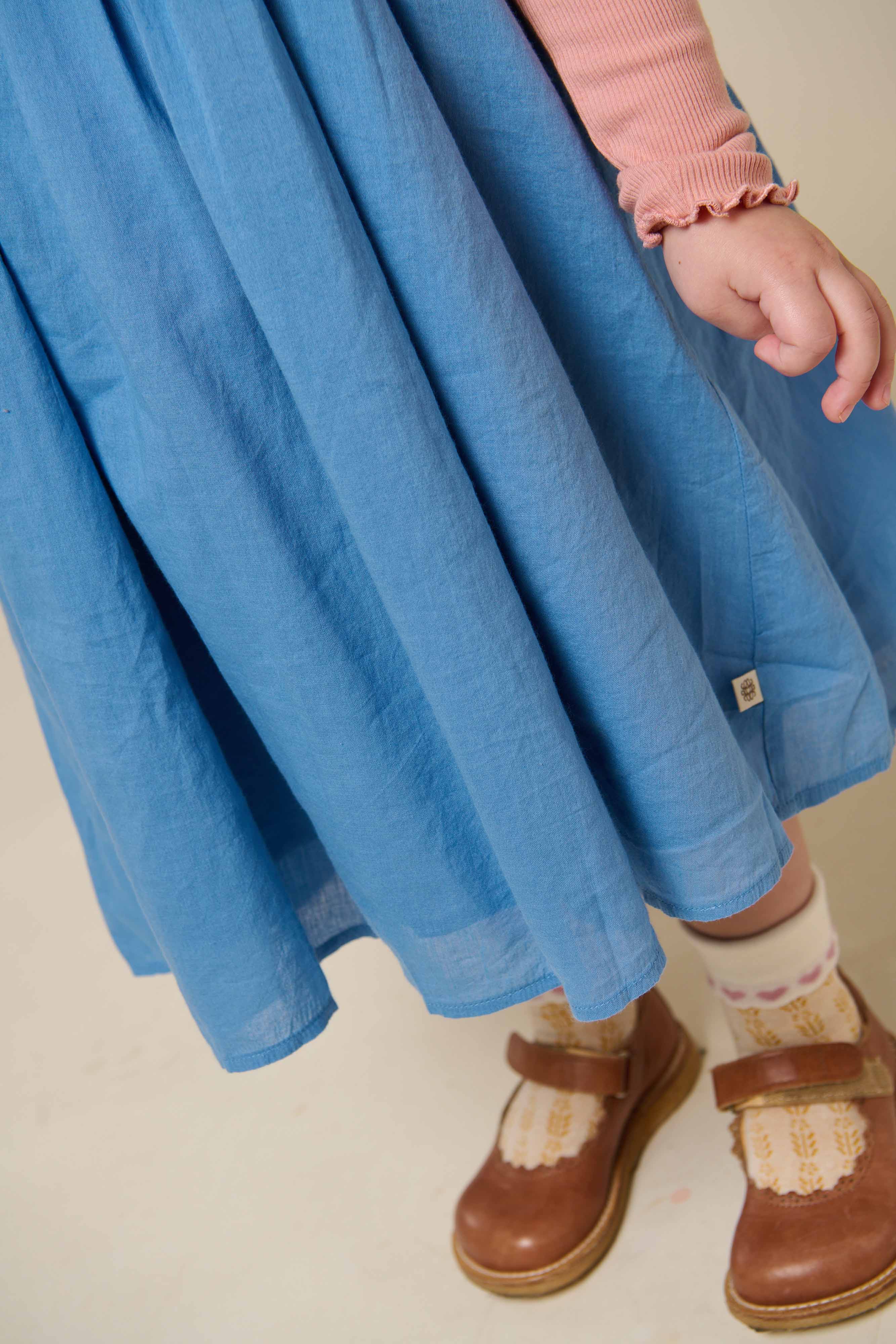 Bomuldskjole med bølgebånd og flæse - Kids - Dusty Blue | 101036 Alma