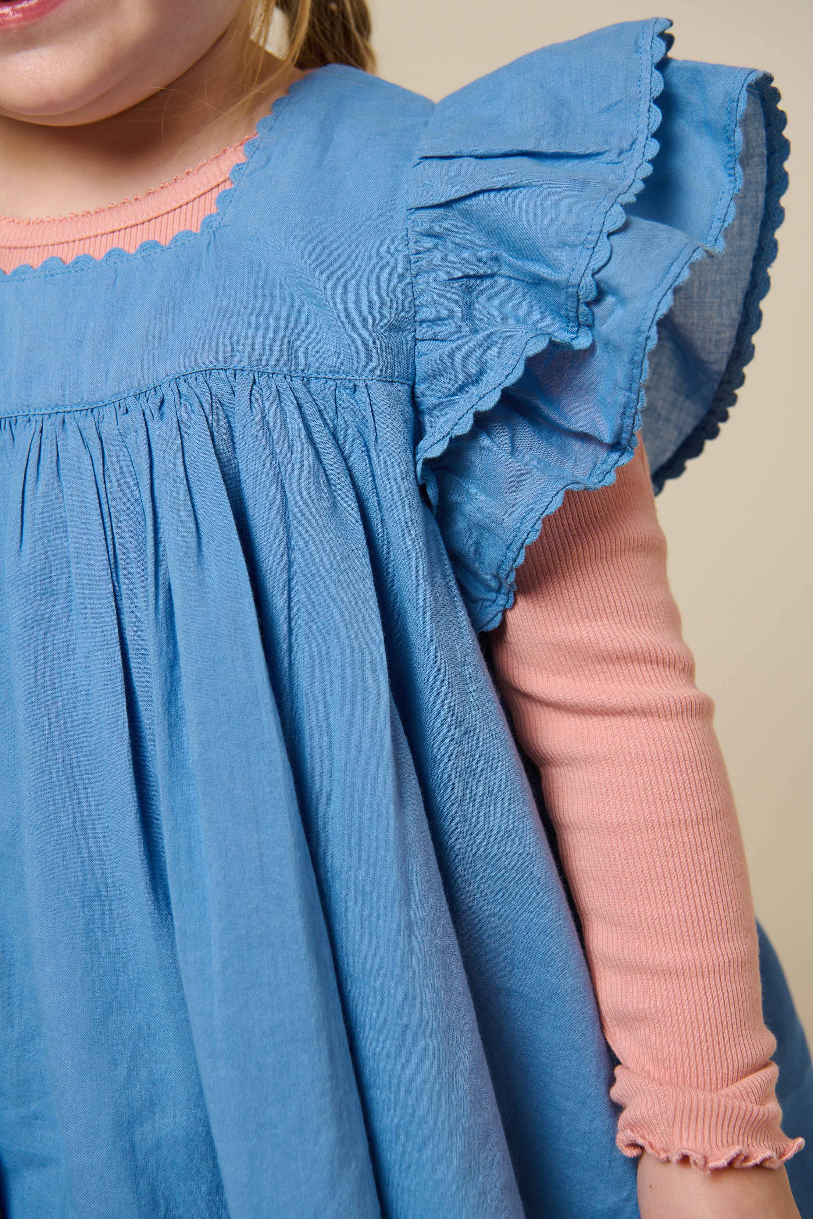 Bomuldskjole med bølgebånd og flæse - Kids - Dusty Blue | 101036 Alma