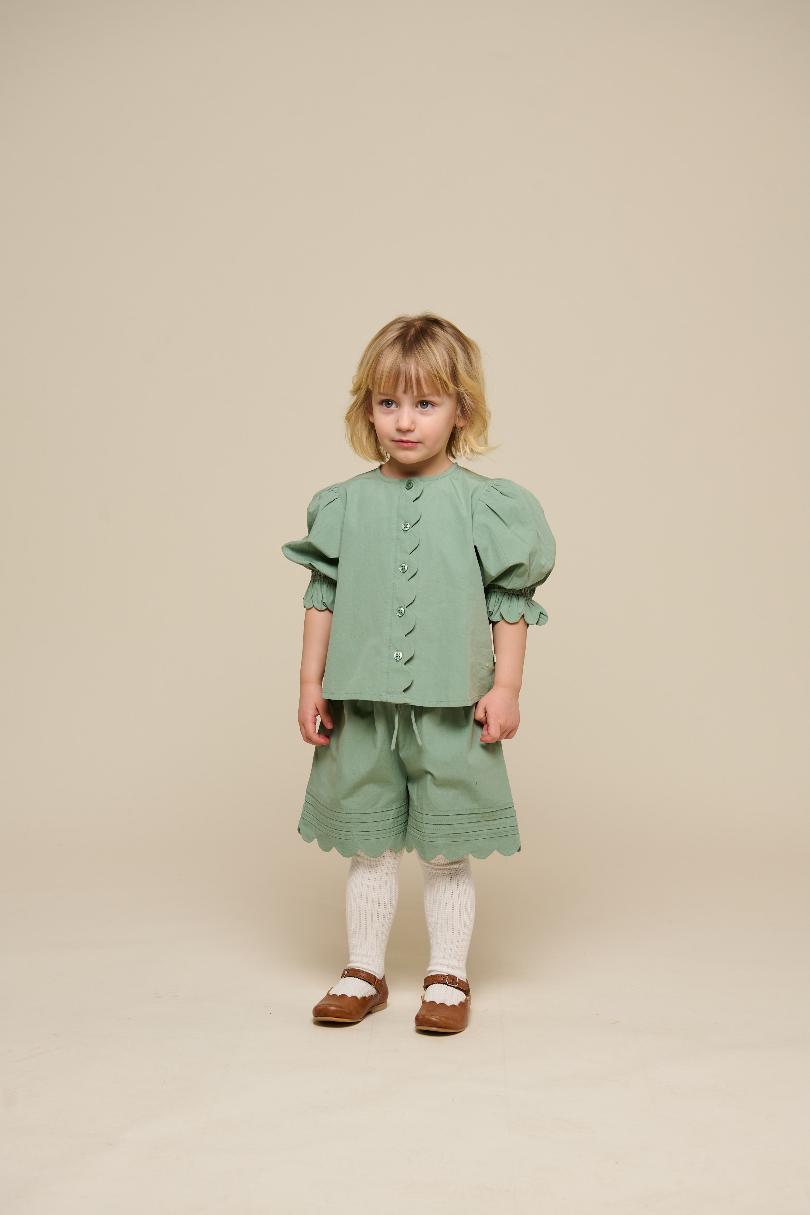Poplinbluse med muslingekant - Kids - Dusty Green | 101047 Joy