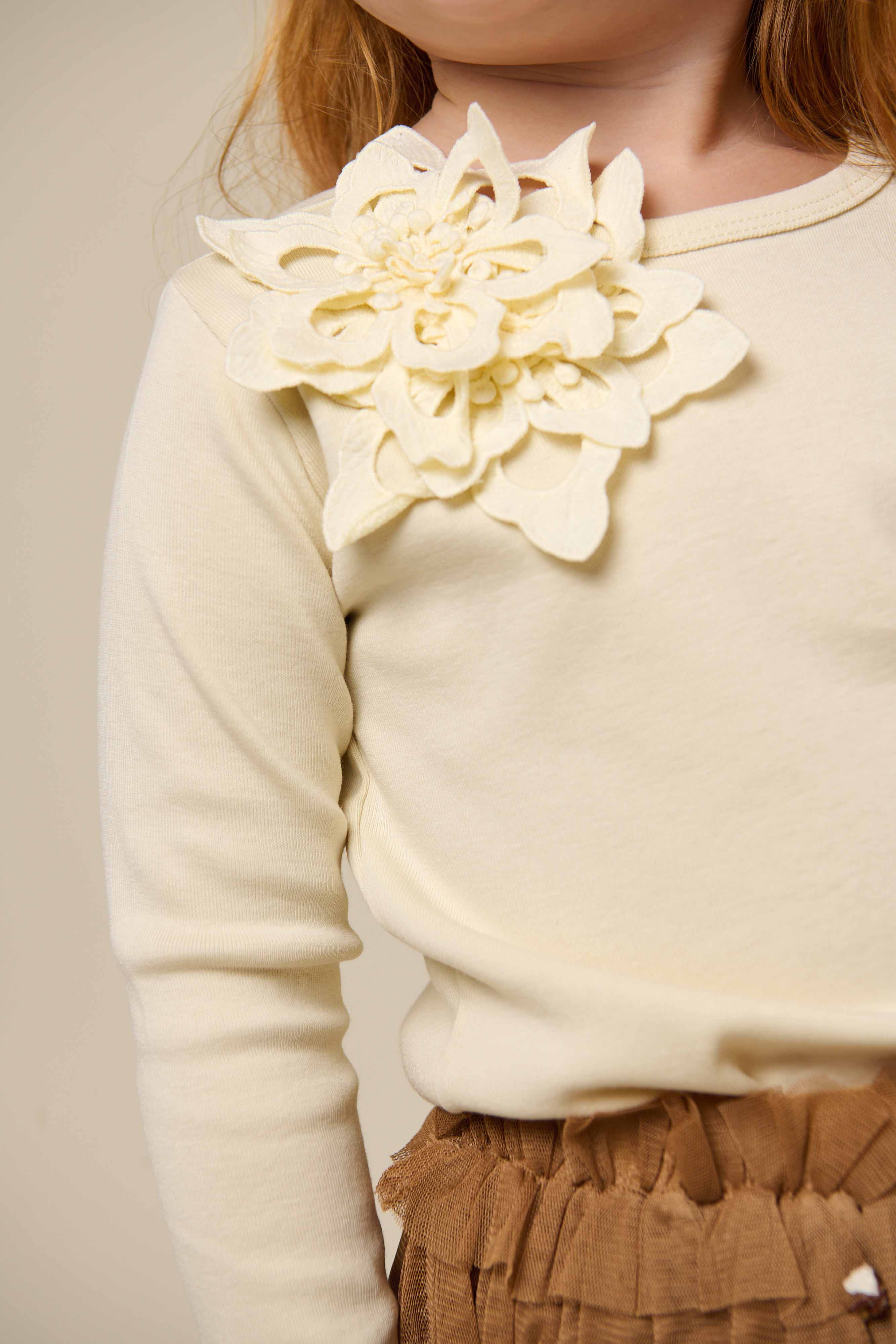 T-shirt med blomsterapplikation - Kids - Offwhite | 101231 Sarah