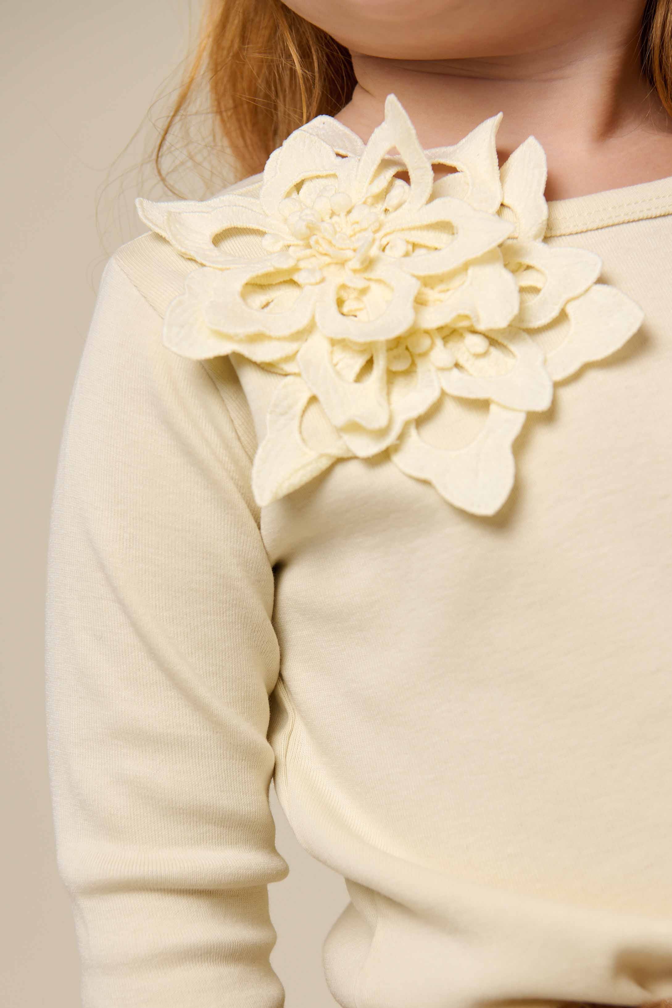 T-shirt med blomsterapplikation - Kids - Offwhite | 101231 Sarah