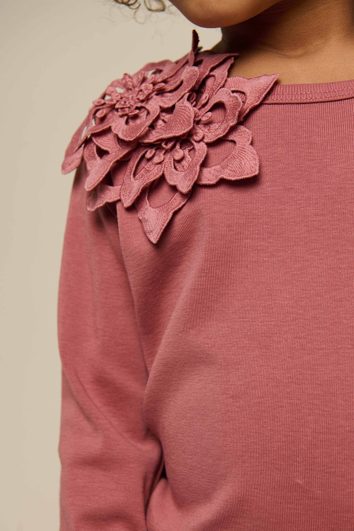 T-shirt med blomsterapplikation - Kids - Old Rose | 101233 Sarah