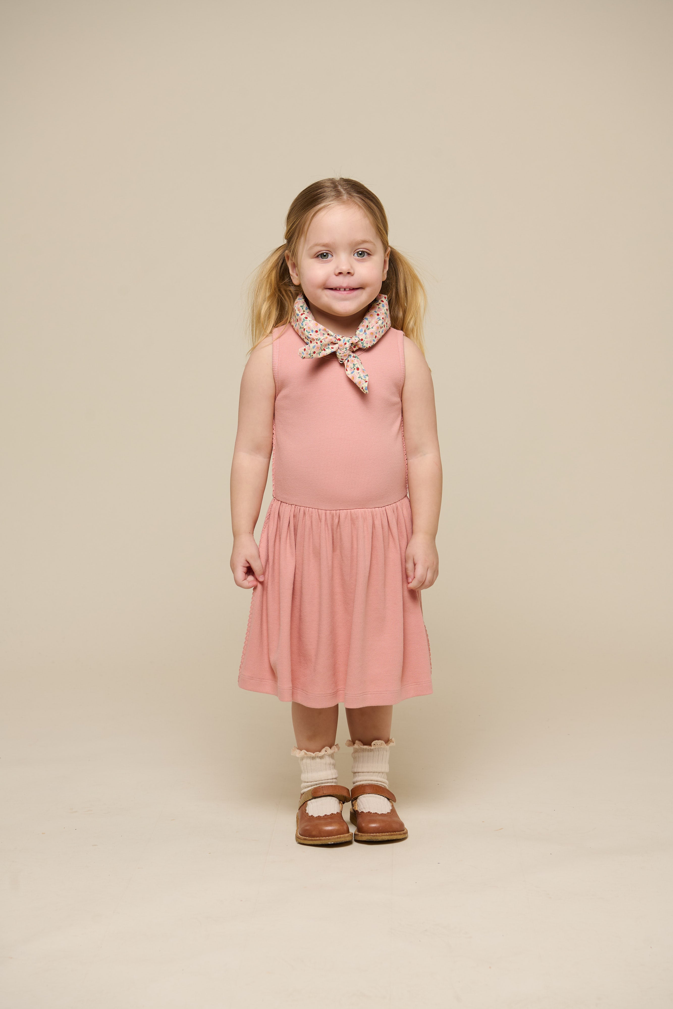 Ærmeløs kjole i modalrib - Kids - Rose Tan | 101296 Lottie