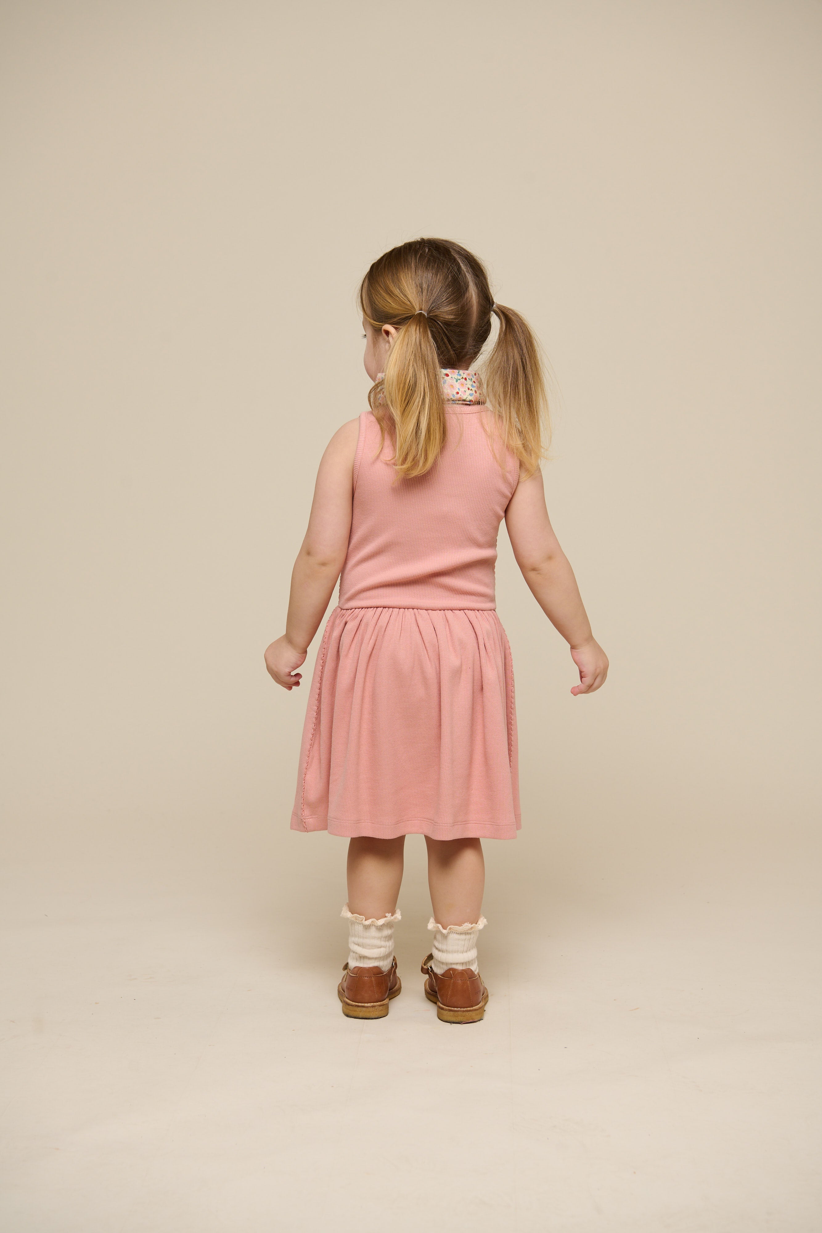 Ærmeløs kjole i modalrib - Kids - Rose Tan | 101296 Lottie