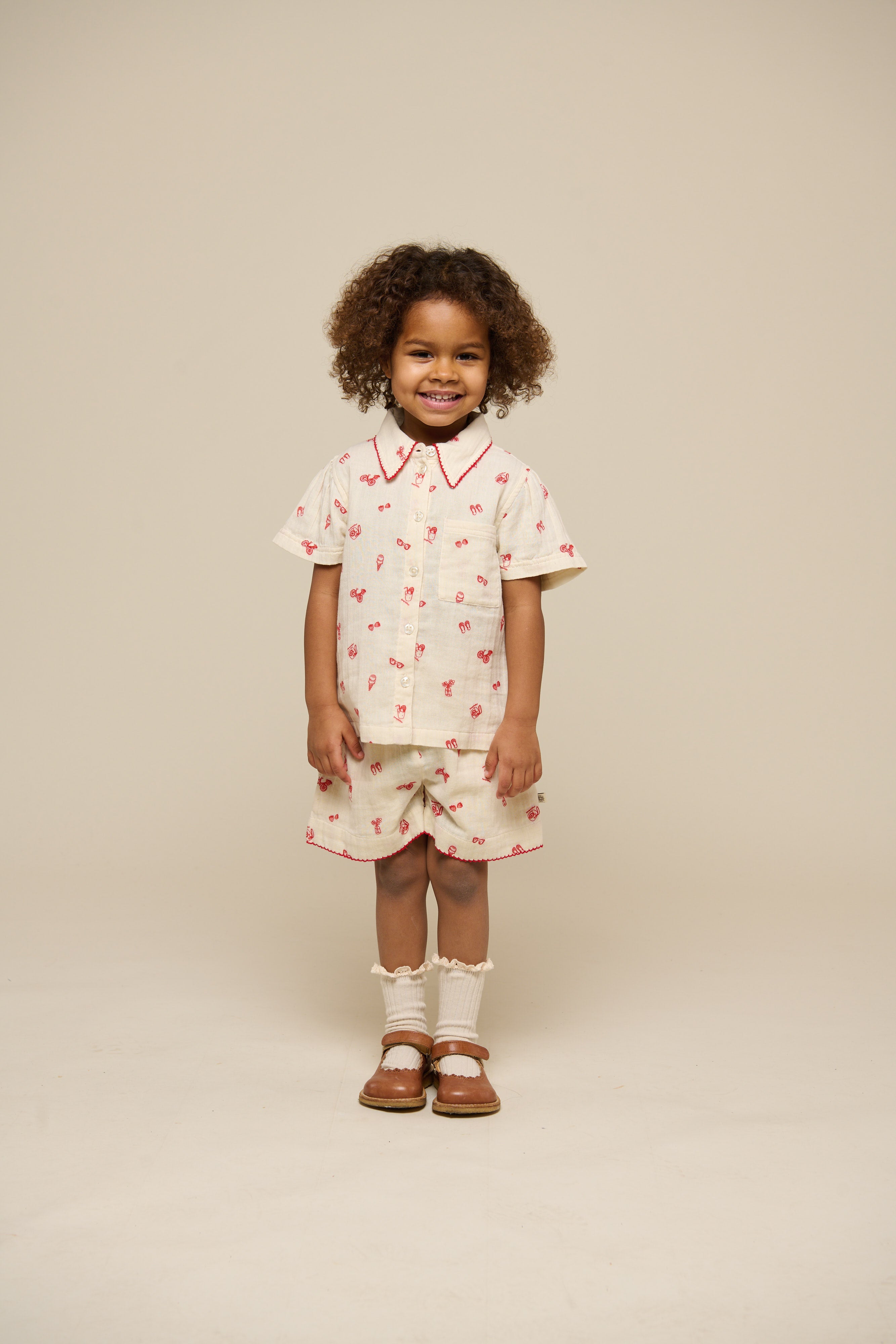 Skjorte og shortssæt i musselin med print - Kids - Offwhite/Cherry Red | 100972 Fiona