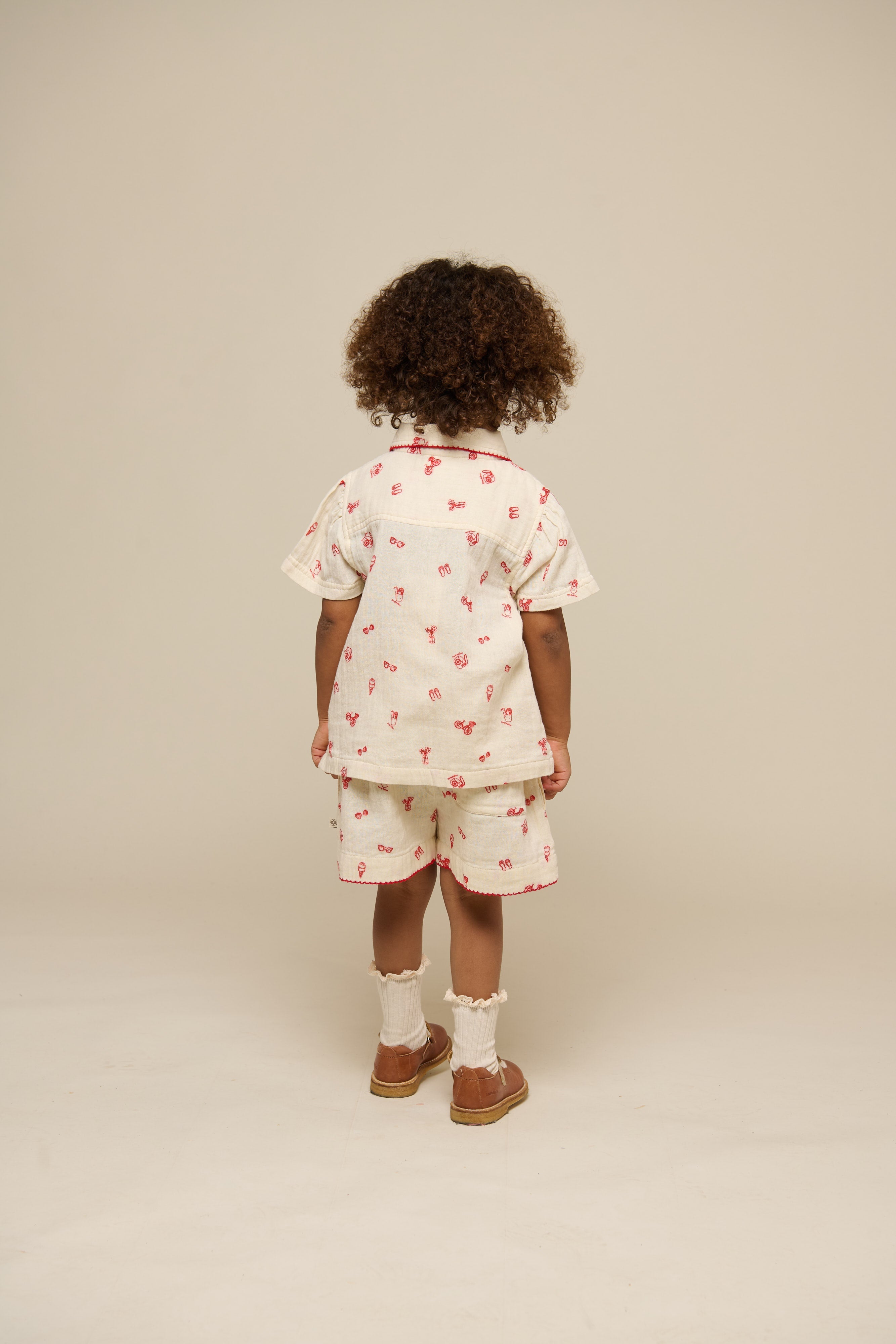 Skjorte og shortssæt i musselin med print - Kids - Offwhite/Cherry Red | 100972 Fiona