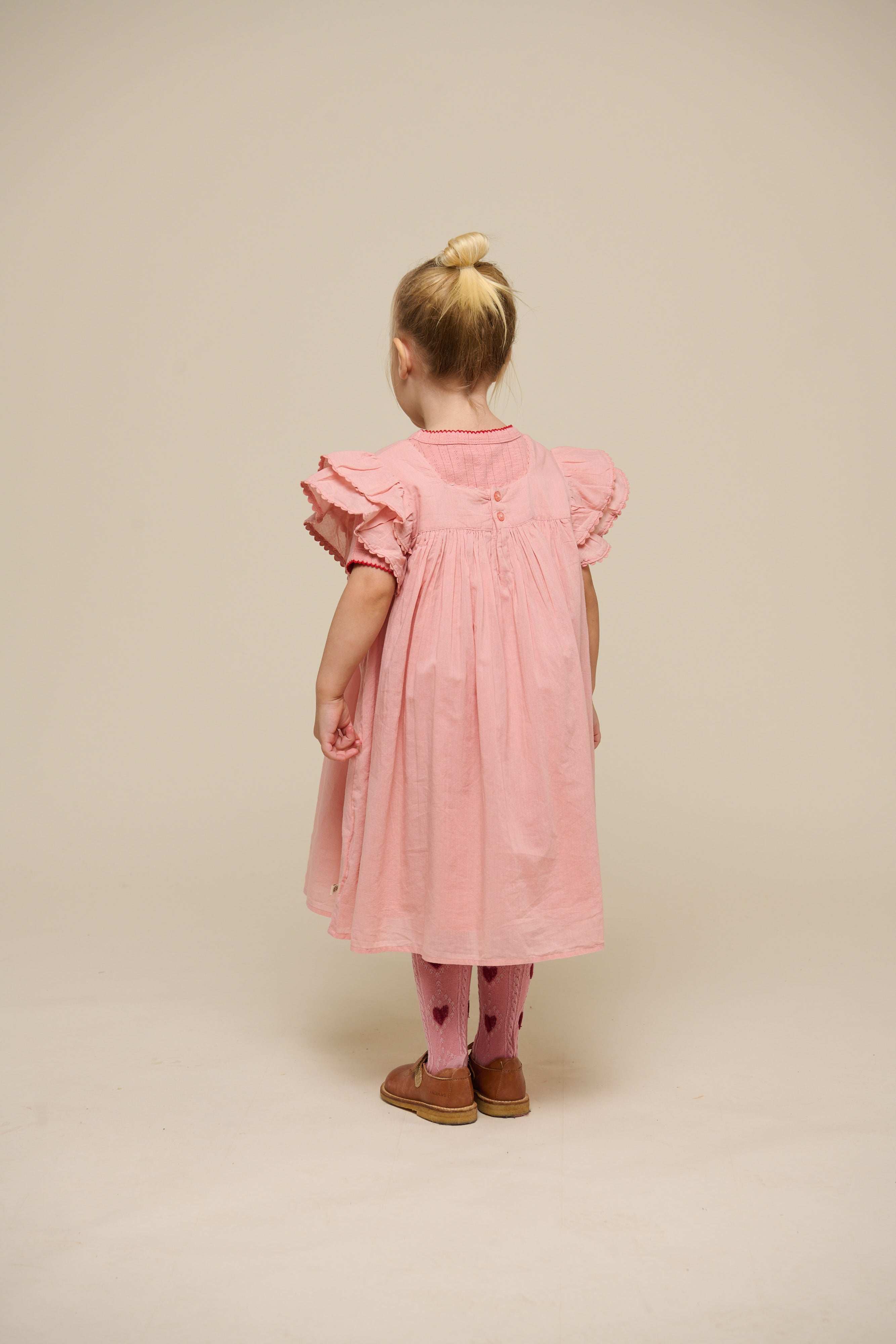 Bomuldskjole med bølgebånd og flæse - Kids - Rose Tan | 101034 Alma