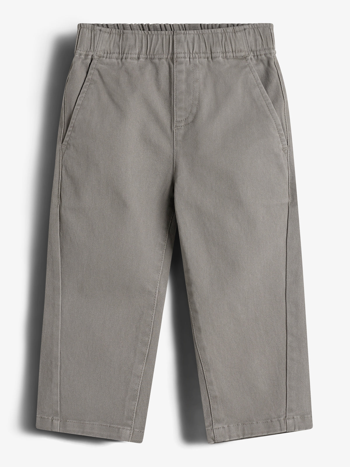 Grå bukser med elastisk talje og skrålommer. Bukserne ligger fladt mod en hvid baggrund, hvilket fremhæver deres enkle design og lige ben. Ingen tekst er til stede.