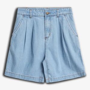 Lyseblå denimshorts med lommer og et knap-lynlåslukning foran, ligger fladt i en neutral hvid baggrund.