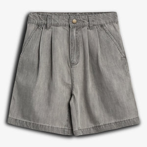 Grå shorts ligger fladt med folder foran og sidelommer. Bæltestropper ses øverst, knap og lynlås synlig, mod en hvid baggrund.
