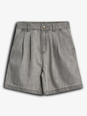 Grå shorts ligger fladt med folder foran og sidelommer. Bæltestropper ses øverst, knap og lynlås synlig, mod en hvid baggrund.