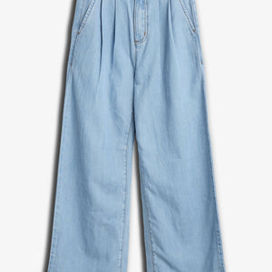 Lyseblå løstsiddende jeans ligger fladt mod en hvid baggrund. Bukserne har en høj talje med bæltestropper, to sidelommer og vide ben, hvilket giver et afslappet udtryk.