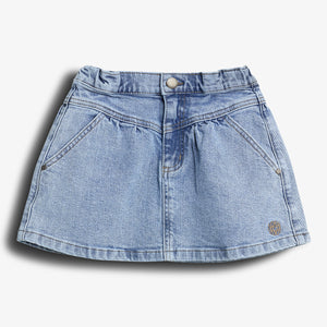 Denimnederdel ligger fladt og viser sit A-formet design med to frontlommer og en knaplukning på en hvid baggrund. Der er et lille, cirkulært logo nederst.