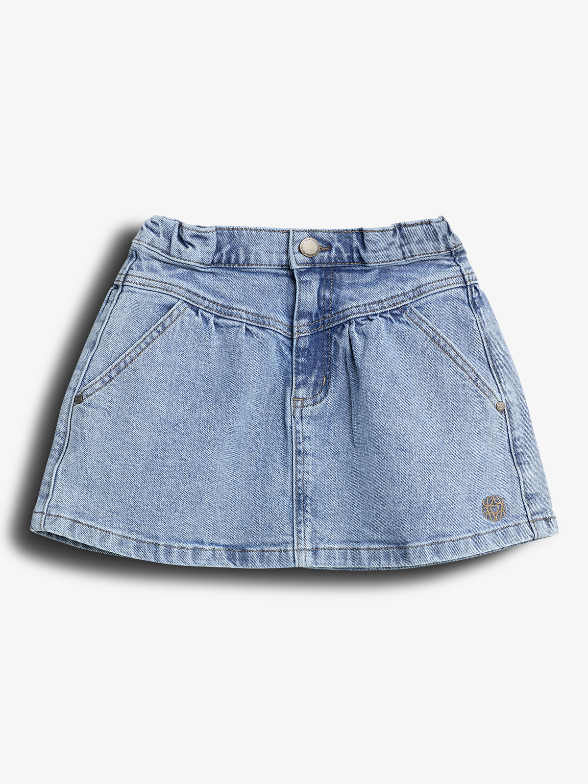 Denimnederdel ligger fladt og viser sit A-formet design med to frontlommer og en knaplukning på en hvid baggrund. Der er et lille, cirkulært logo nederst.