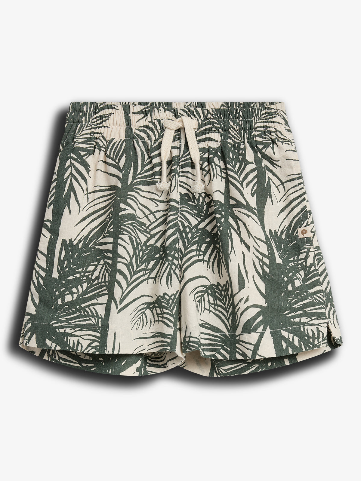 Shorts med palmeprint, bundet med snørebånd, ligger fladt. Baggrunden er hvid, hvilket fremhæver det tropiske design.