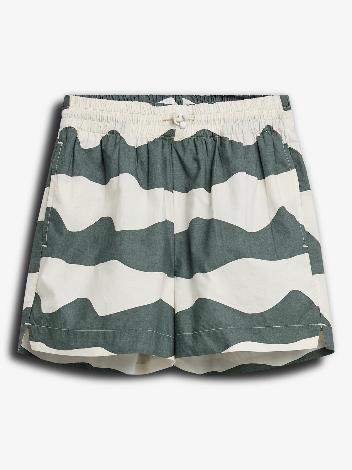 Shorts i grønne og hvide bølgemønstre, ligger fladt og udfoldet på en hvid baggrund. Elastisk talje med en justerbar snor.