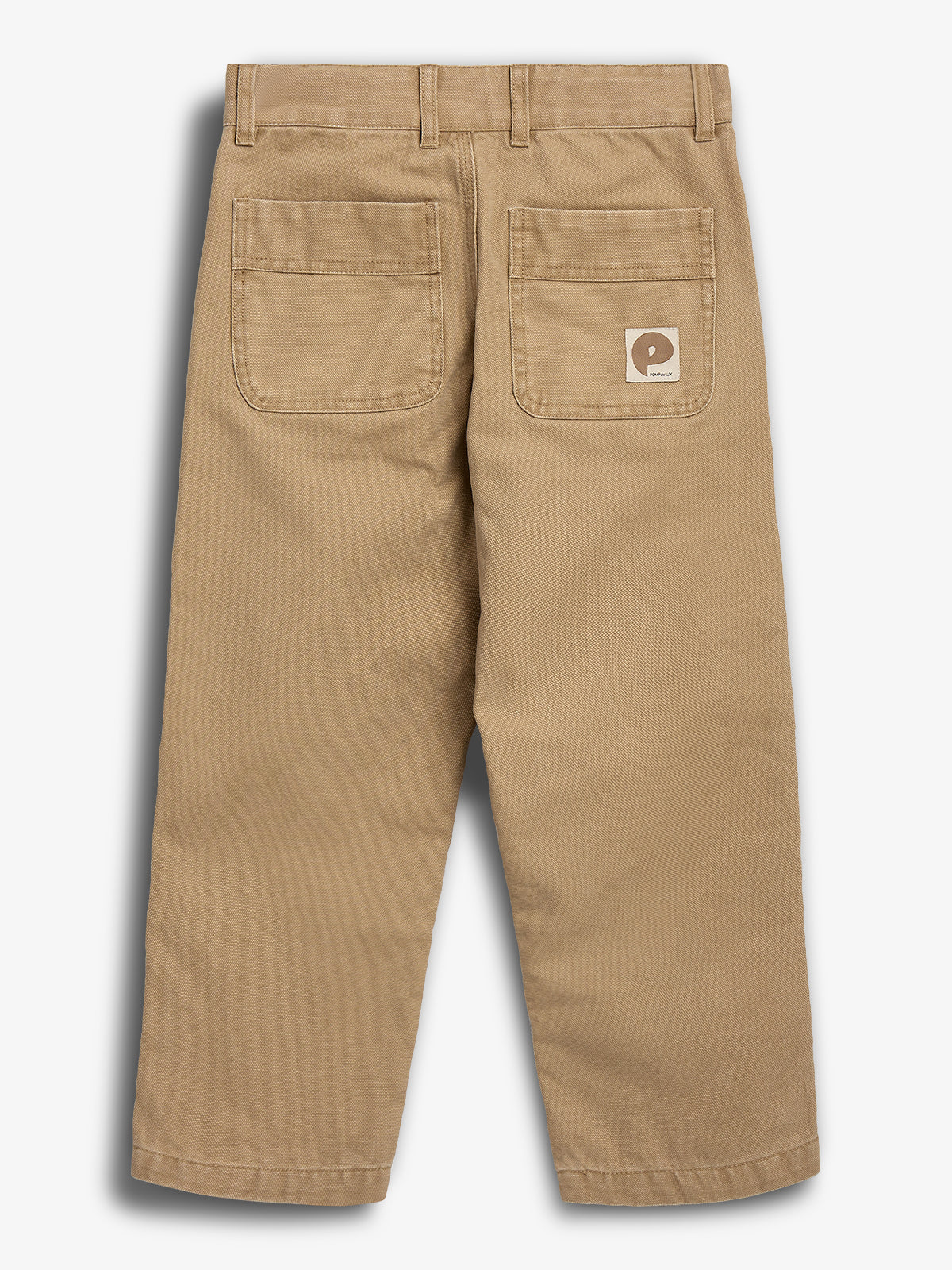 Bukser i beige farve med to baglommer, hvoraf én har et firkantet mærke med et "P"-logo. Baggrunden er ensfarvet lys.