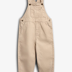 Lysebrunt sæt overalls, uden tekst, ligger fladt på en hvid baggrund. De har justerbare stropper og en lomme på brystet. Stoffet ser robust ud, med knapdetaljer.