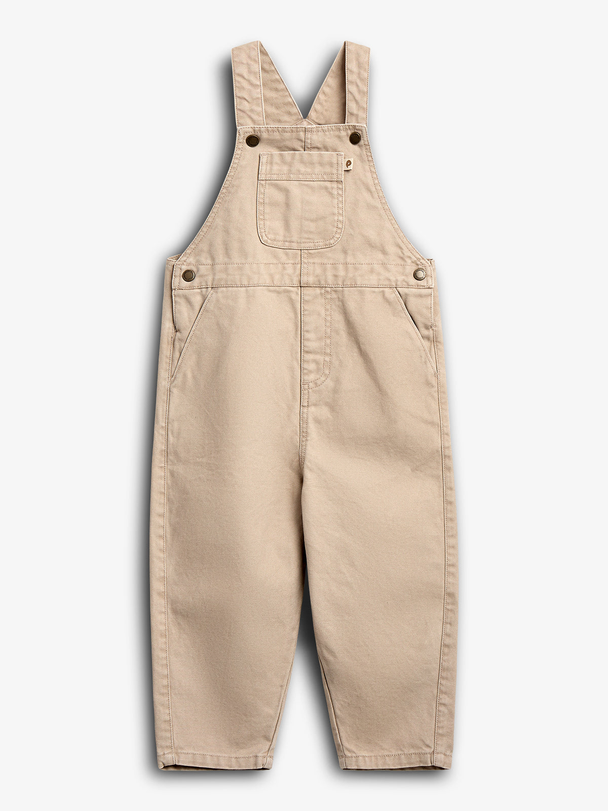 Lysebrunt sæt overalls, uden tekst, ligger fladt på en hvid baggrund. De har justerbare stropper og en lomme på brystet. Stoffet ser robust ud, med knapdetaljer.