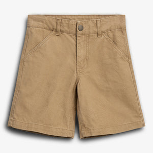 Beige shorts ligger fladt. De har knaplukning og bæltestropper. Omgivelse er en simpel, ensfarvet baggrund.