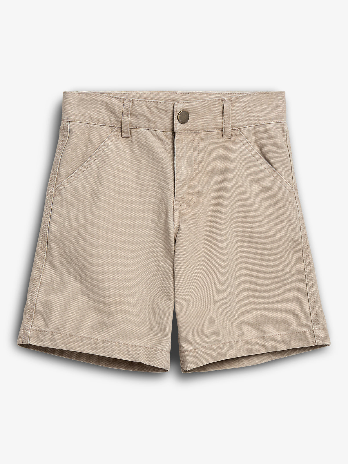 Beige shorts ligger fladt med knaplukning og bæltestropper, forlommer og en ensfarvet baggrund.
