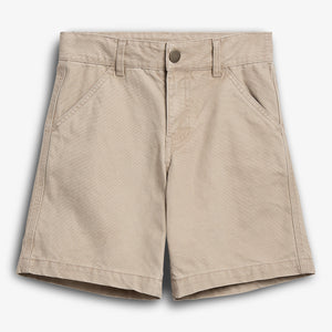 Beige shorts ligger fladt på en hvid baggrund. De har to forlommer, en knaplukning foran og bæltestropper, hvilket gør dem velegnede til afslappede lejligheder.