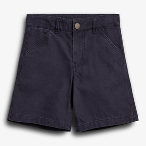 Marineblå shorts ligger fladt, med en metal knap og lynlås. Der er to sidelommer og bæltestropper. Kortene er placeret på en hvid baggrund. Ingen tekst til stede.