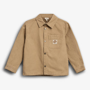 Beige jakke med knapper foran og en brystlomme med et mærke. Mærket har et bogstav "P" og teksten "mini rodini". Jakken ligger på en hvid baggrund.