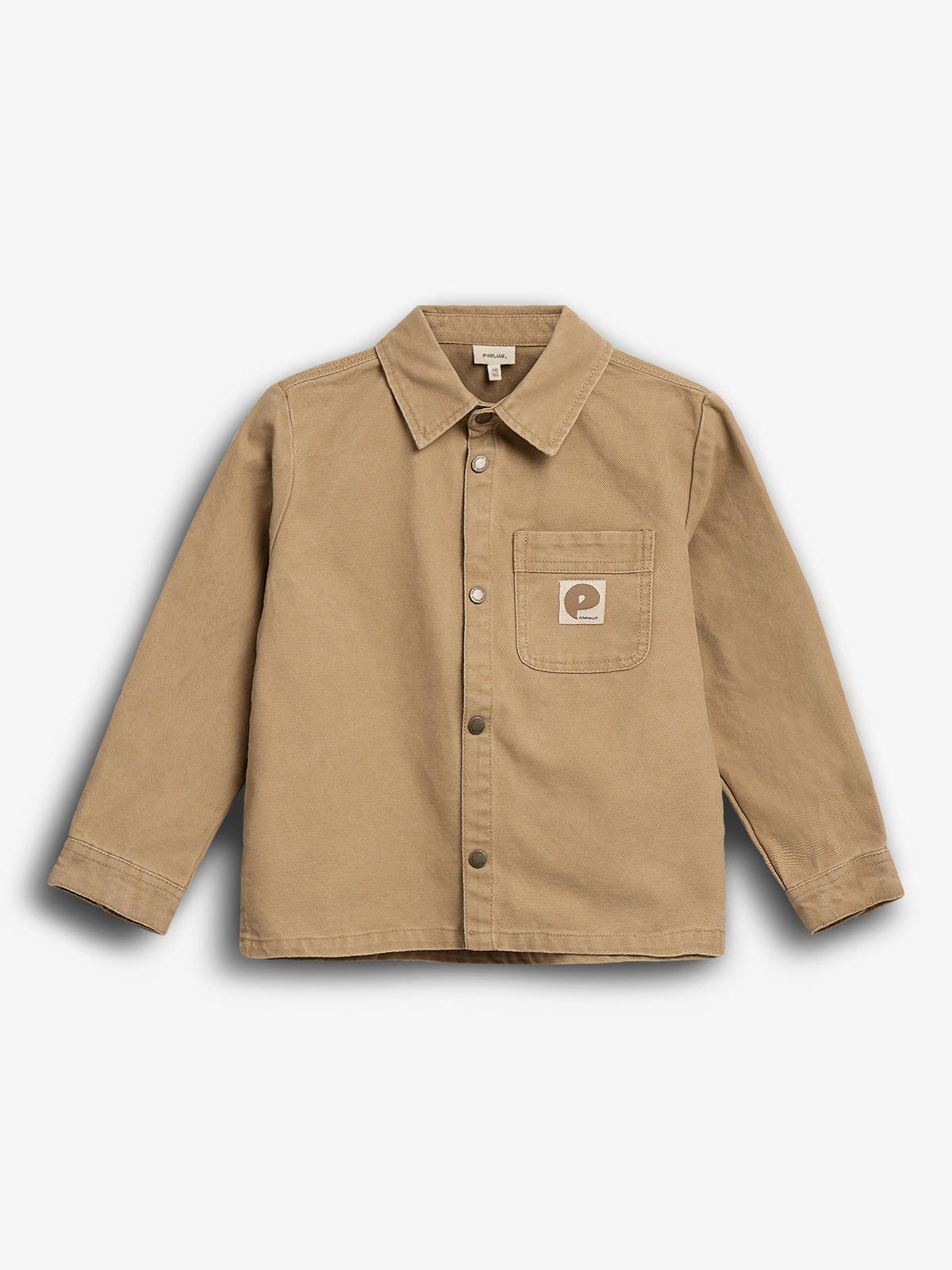 Beige jakke med knapper foran og en brystlomme med et mærke. Mærket har et bogstav "P" og teksten "mini rodini". Jakken ligger på en hvid baggrund.