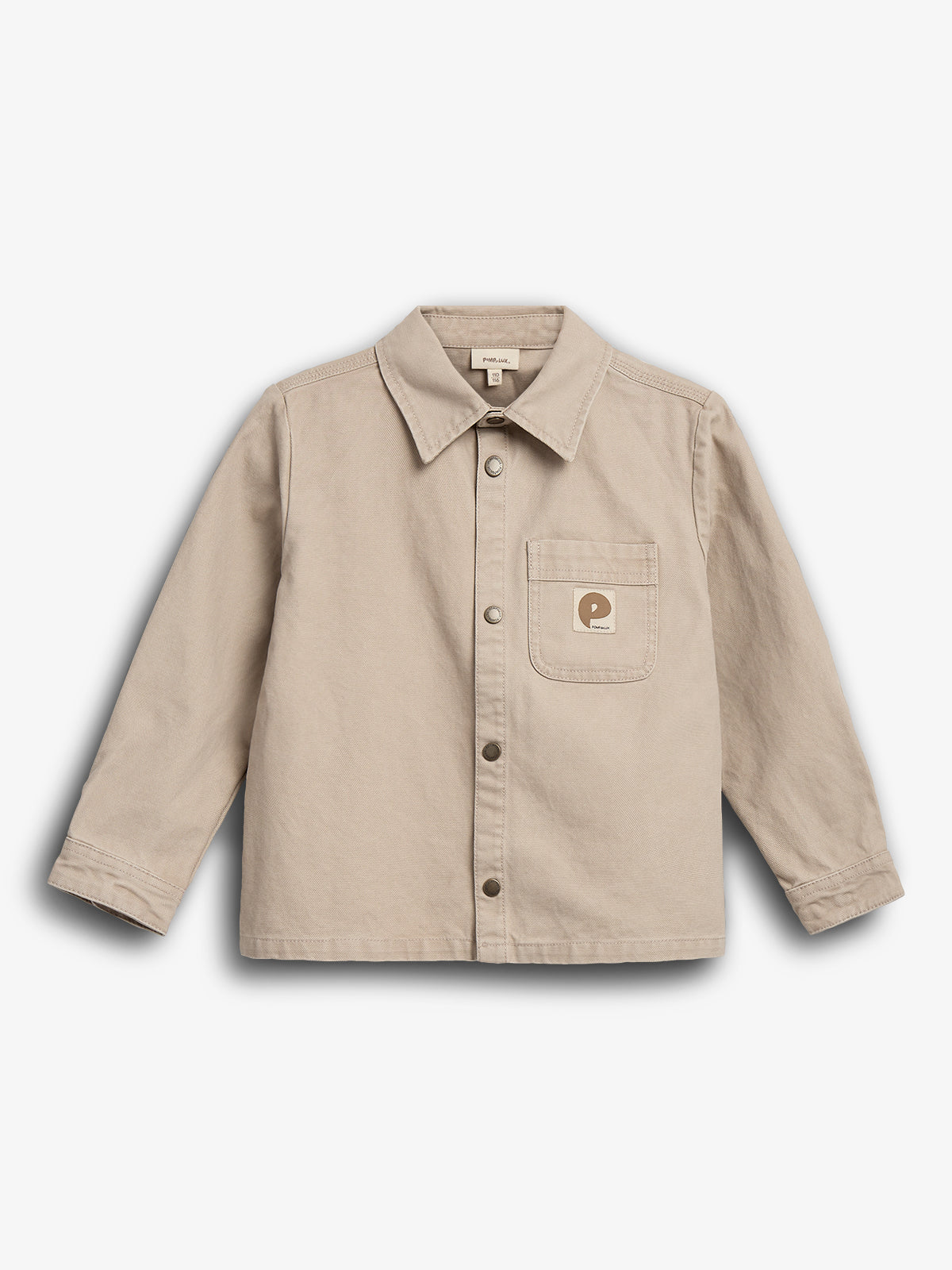 Beige skjorte med krave og knaplukning, viser en brystlomme med et lille "P" logo. Skjorten ligger fladt mod en hvid baggrund.