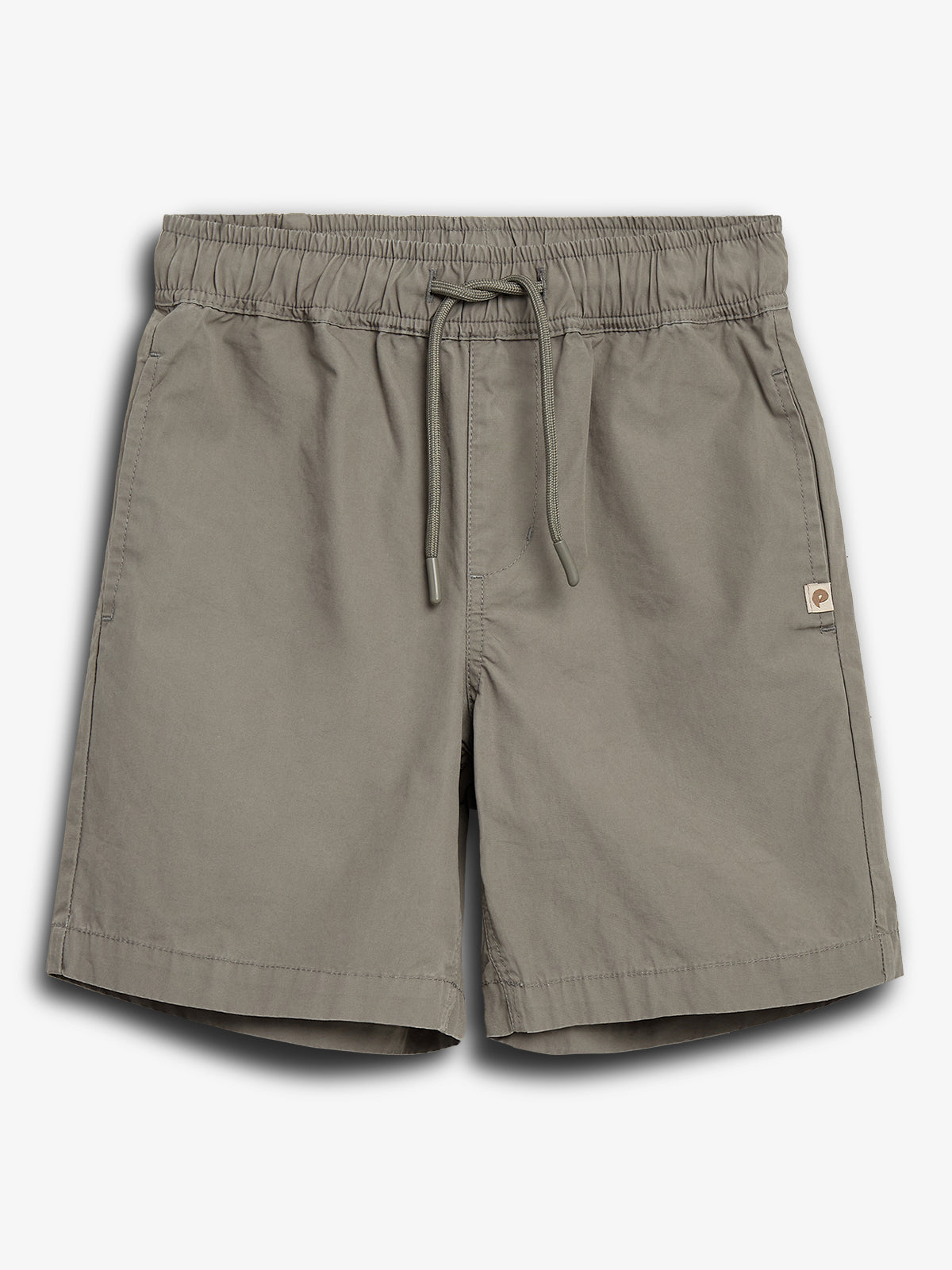 Grå shorts med elastisk talje og snøre, placeret mod en hvid baggrund. En lille firkantet logoplade er syet på den ene side.
