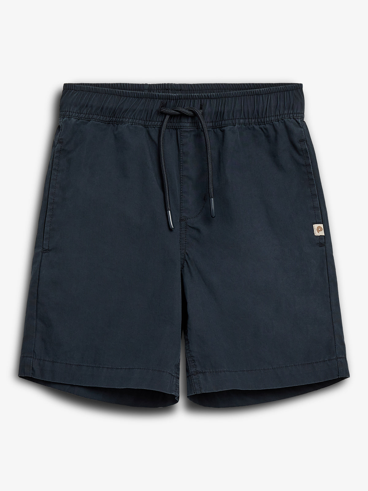 Sorte shorts med elastisk talje og snortræk, ligger fladt på en lys baggrund. Et lille, firkantet mærke ses i nederste højre hjørne.