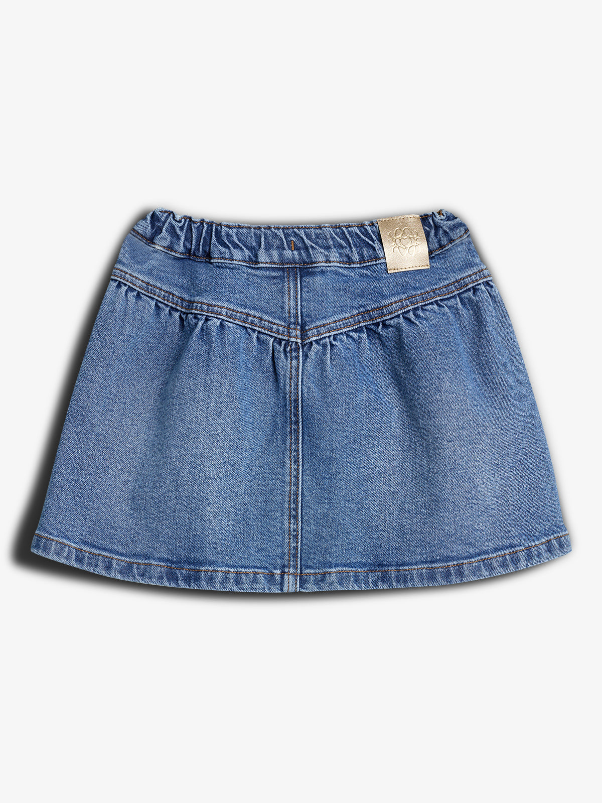 Denimnederdel med elastisk talje og hængende etiket. Nederdelen er placeret mod en lys baggrund, umiddelbart flad og uden folder eller beklædning.