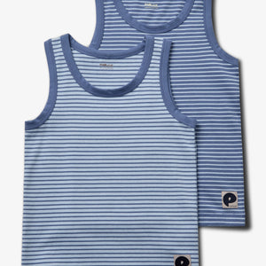 To tanktoppe med blå og hvide striber; den ene er lysere blå. De er lagt fladt oven på hinanden med mærket "POMPdeLUX" og "ORGANIC COTTON" trykt på dem.