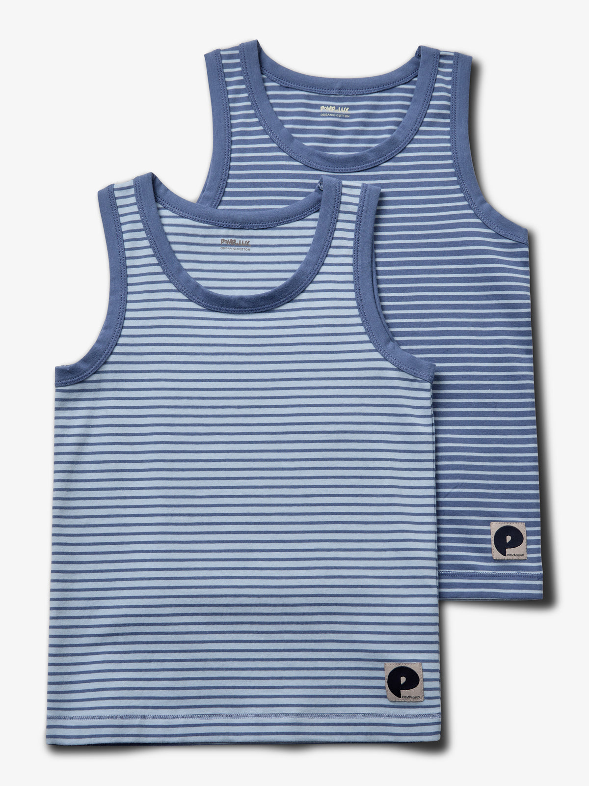 To tanktoppe med blå og hvide striber; den ene er lysere blå. De er lagt fladt oven på hinanden med mærket "POMPdeLUX" og "ORGANIC COTTON" trykt på dem.