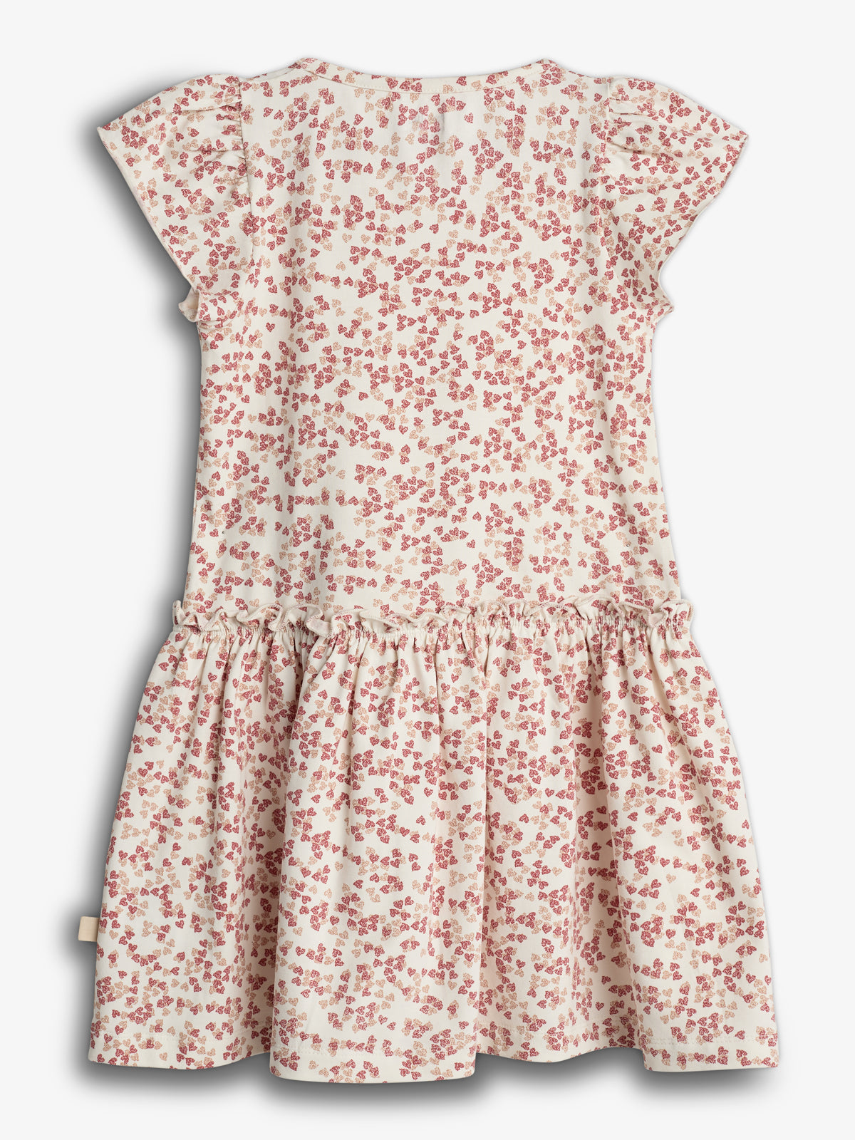 Kjole med små, røde blomstertryk på hvid baggrund, har korte ærmer og en let rynket nederdel. Kjolen ligger fladt mod en neutral baggrund.