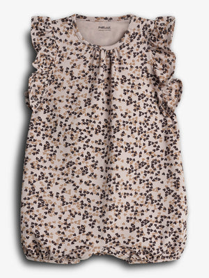 Romper med blomsterprint; har flæseærmer og trykknapper ved bunden. Baggrund i beige toner dekoreret med brune og sorte små blomster. Tekst: "PYMPLELUX ORGANIC COTTON."