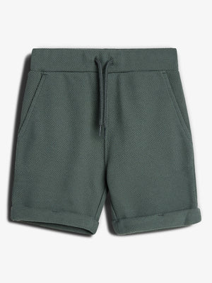 Grønne shorts med snøre i taljen, liggende fladt mod en hvid baggrund. Stoffet har en tekstureret overflade. Ingen tekst ses på billedet.