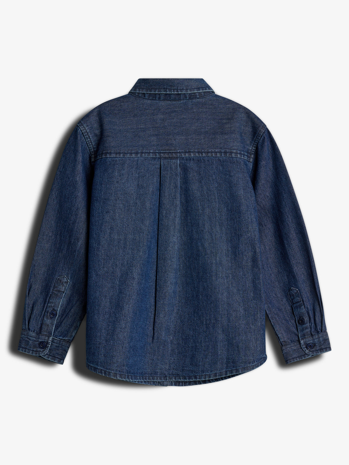 Denimjakke set bagfra, hænger fladt. Mørkeblå farve med lange ærmer og knapper på manchetterne. Indendørs miljø på en neutral baggrund.