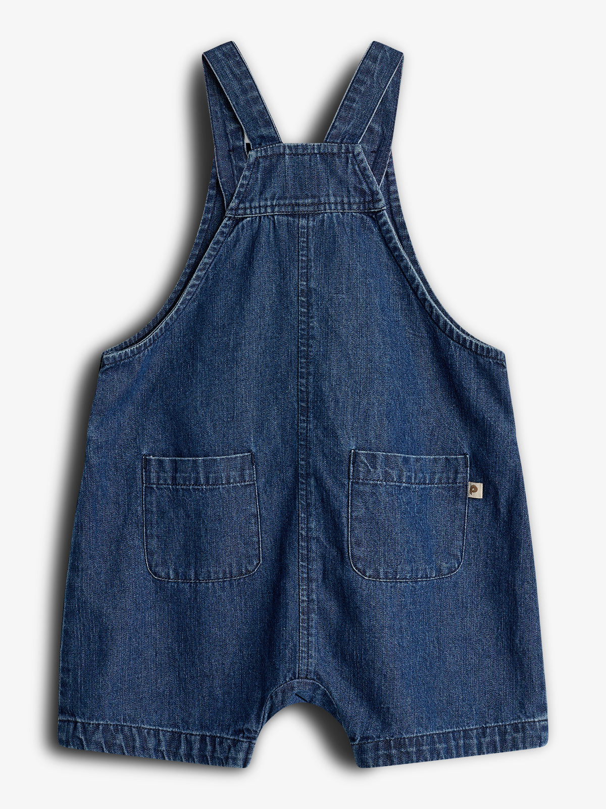 Denim overall til børn med skulderstropper og to forlommer. Stoffet er mørkeblåt. Ingen tekst er til stede på billedet.