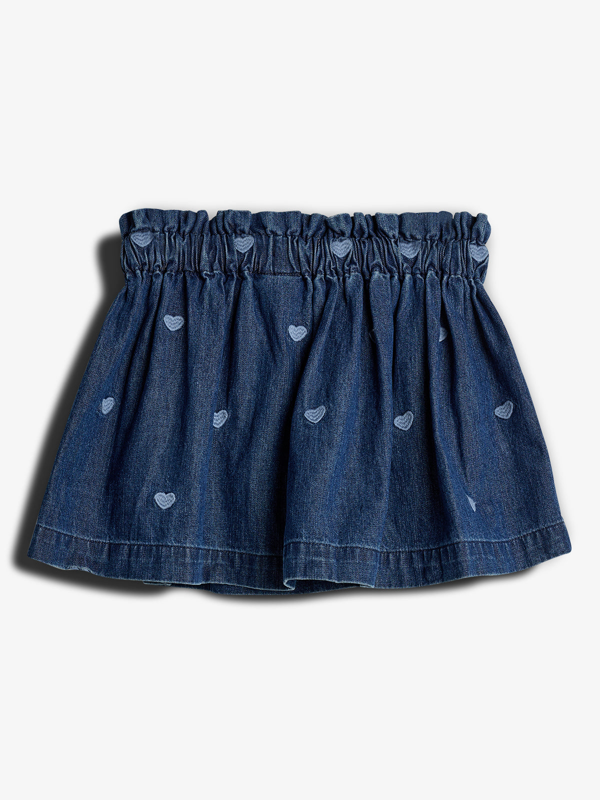 Et denimnederdel med elastisk talje dekoreret med små hjerter i lysere blå. Nederdelen er fyldig og har en rynket effekt, fotograferet mod en ensartet hvid baggrund.
