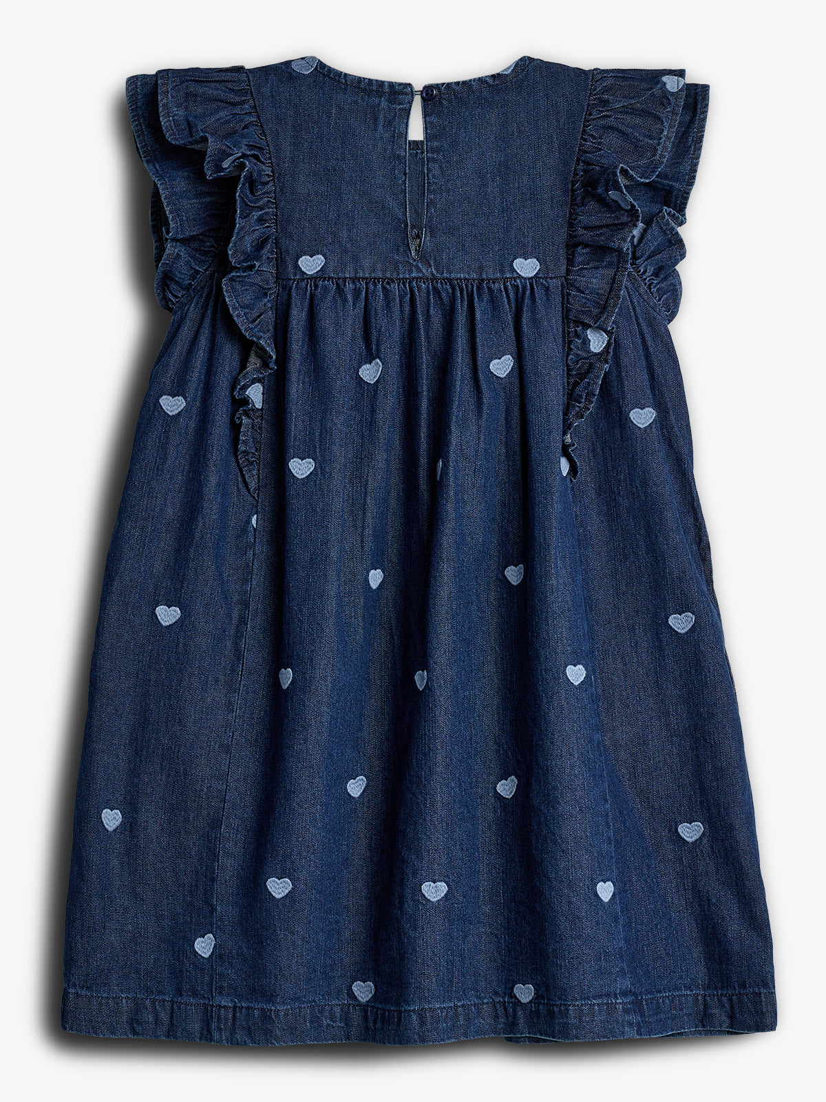 Denimkjole med lyseblå hjerteprint, har flæser ved skuldrene og en lille knaplukning i nakken. Baggrunden er enkel og hvid, hvilket fremhæver kjolen.