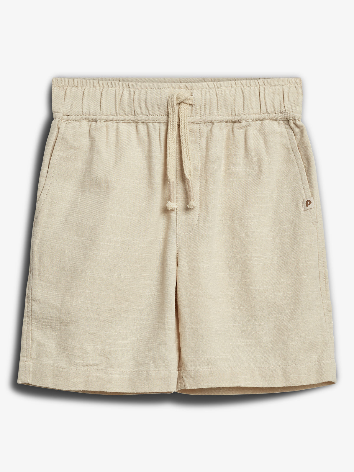 Beige shorts med elastisk talje og snor, hviler fladt. Lommer i siderne, lille logo på venstre side. Baggrund er enkel og hvid, hvilket fremhæver det enkle design.