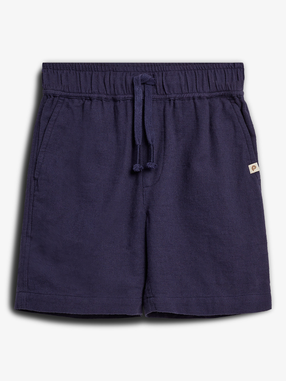 Shorts med elastisk linning og snøre, to sidelommer, og en lille firkantet mærkesyning til højre. Baggrunden er hvid, hvilket fremhæver den mørkeblå farve.
