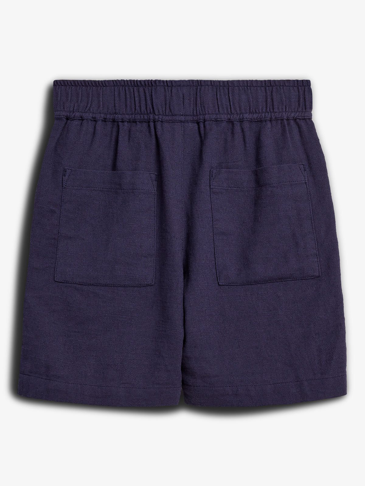 Mørkeblå shorts med elastisk talje, har to baglommer. Shortsene ligger fladt mod en lys baggrund.