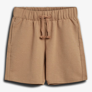 Beige shorts med elastisk talje og snøre, placeret fladt mod en lys baggrund. Shortsene har sidelommer, der tilføjer funktionalitet.
