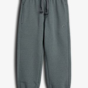 Grå joggingbukser med elastikbånd og snøre i taljen. De har sidelommer og en lille logodetalje. Baggrunden er enkel og hvid.